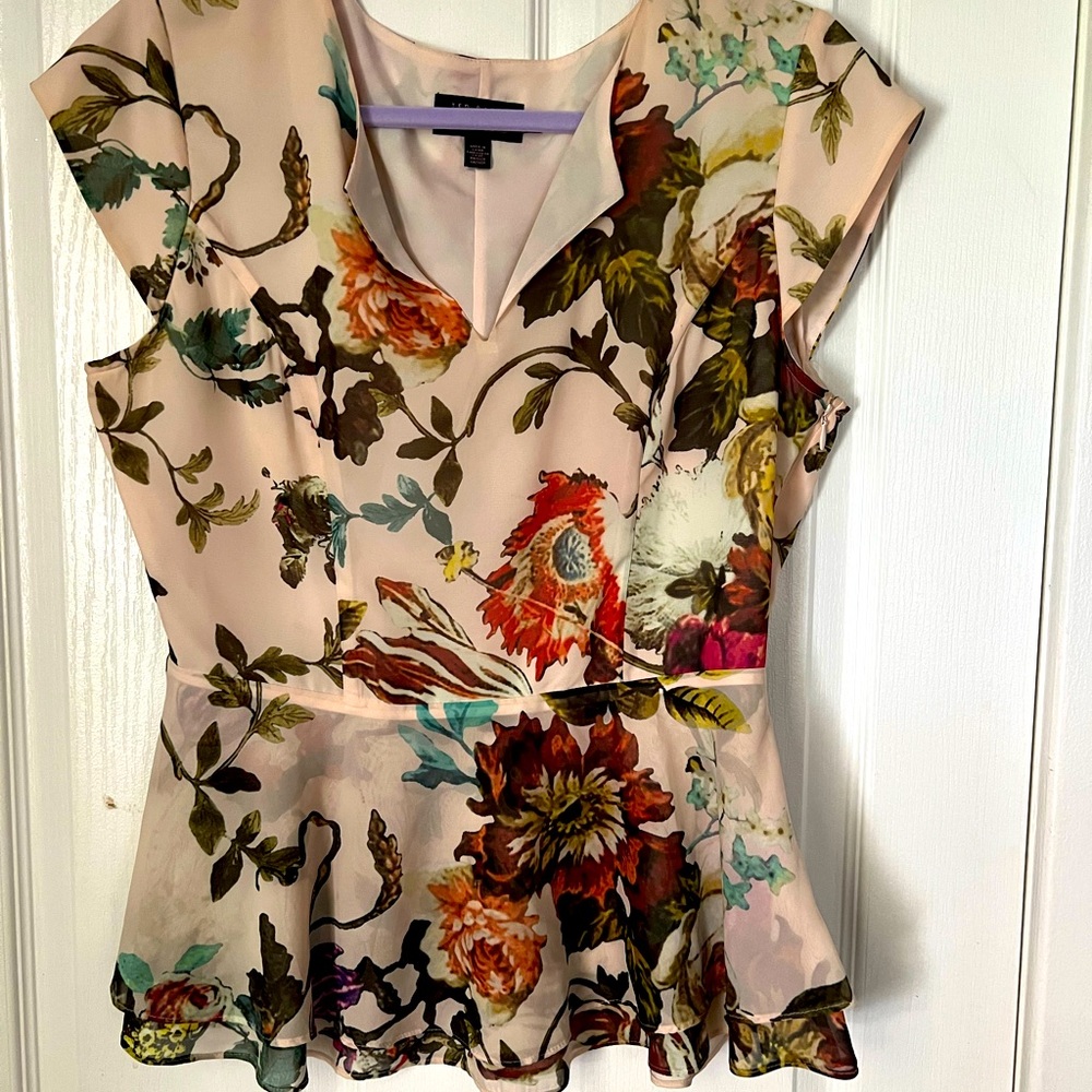 Floral Ted Baker blouse, worn once. Beautiful peplum detail, zip back 👗